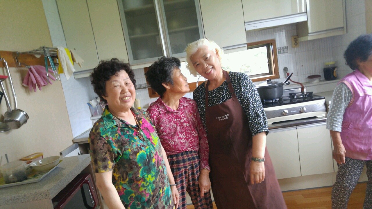 봄이 올 무렵, 찹쌀죽과 동치미 국물 안에 든 푸른 시금치와 부추